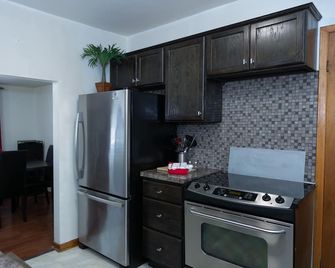 Contemporary 2 Bedroom Apt w/ Private Balcony Located in Heart of Port Dalhousie - St. Catharines - Cucina