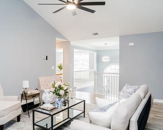 King Bed/ Gameroom/ Fire Pit & Grill/ Patio/ 5beds - Lawrenceville - Sala de estar