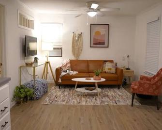 Sedona Retreat at La Hacienda - Wichita Falls - Living room