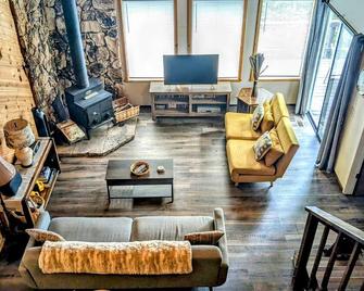 Beautiful & Cozy Cabin In Blue Lake Springs - Arnold - Sala de estar