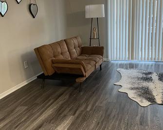 Lovely 1bd condo ATL - Dunwoody - Living room