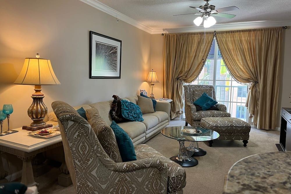 'Luxury For Less' In The Heart Of Rosemary Sq/30-Day Minimum Discounted Rate - West Palm Beach - Living room