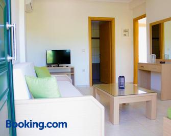 Olive Tree Apartments - Fourka - Sala de estar
