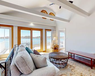 Serene, dog-friendly, waterfront home with beach access, W/D, and AC - Wareham - Sala de estar