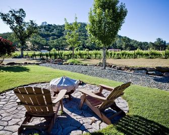 Exquisite Cottage Rental on Peaceful Vineyard near Bear Valley, California - Angels Camp - Patio