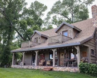 Azevedo Ranch Lake House, a Peaceful Family Stay Near Bryce with Lake & Wildlife - Panguitch - Budova