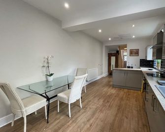 Golden Triangle Townhouse - Norwich - Kitchen