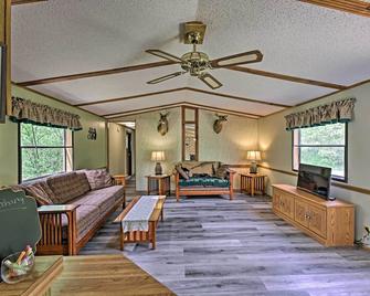 Secluded Woodsy Cabin: Hike, Fish, Hunt + Atv! - Arkdale - Sala de estar