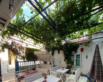 Nese Hotel - צזמה - פטיו