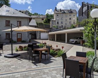 Logis Hotel Regina - La Bourboule - Binnenhof