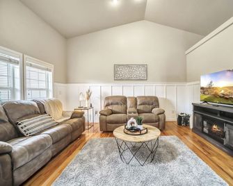 Stunning NEW 4 bed 3 bath home, Spacious and clean - Twin Falls - Living room