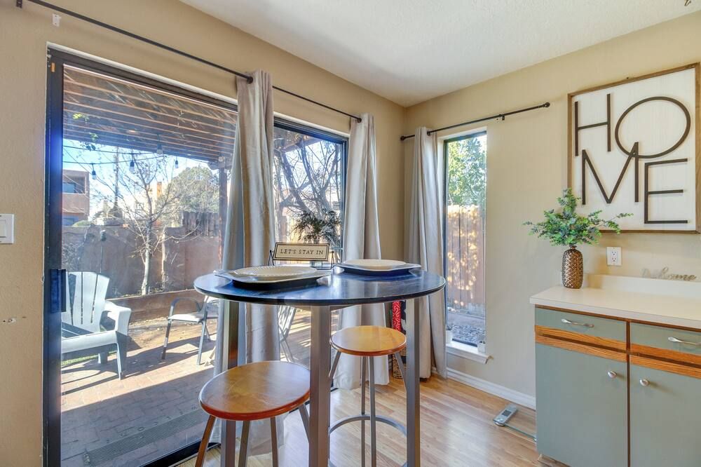 1 Mi To Unm Convenient Albuquerque Townhome! - אלבקורקי - חדר אוכל
