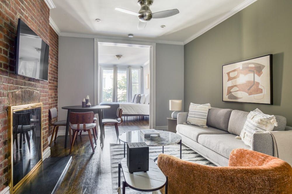 Trendy East Village 2BR w/ W/D, nr restaurants, by Blueground - Nueva York - Sala de estar