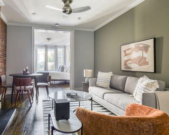Trendy East Village 2BR w/ W/D, nr restaurants, by Blueground - Nueva York - Sala de estar
