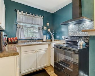 Carriage House near parks, walking paths, and historic downtown Sumter! - Sumter - Kitchen