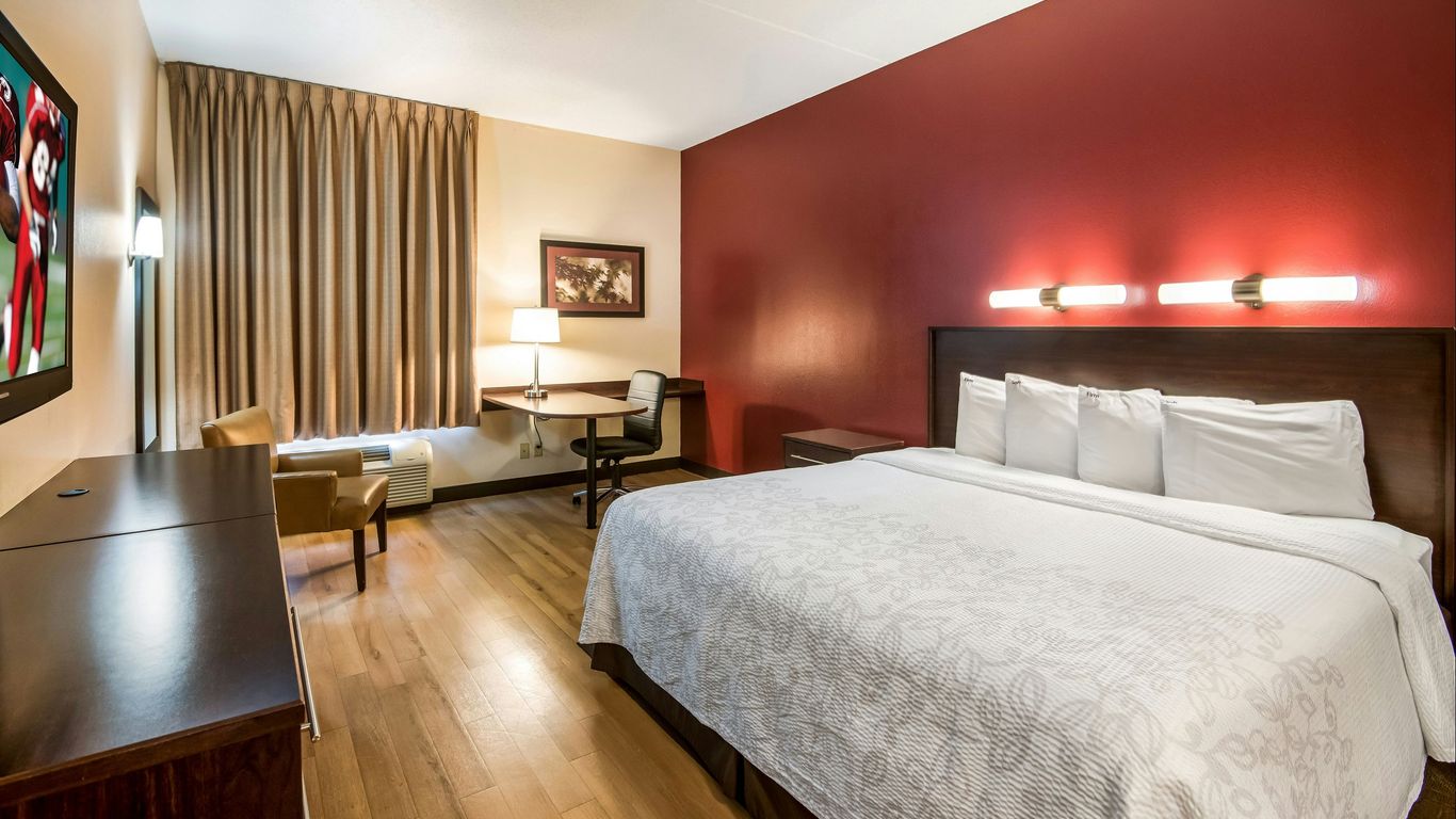 Red Roof Plus Long Island - Garden City