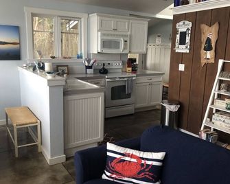 Adorable beach cabin within a few steps to a secluded beach! - Lopez Island - Kitchen