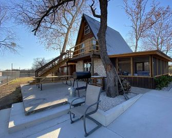 Beautiful Blue Hole Nueces Riverfront Cabin In The Texas Hill Country! - Uvalde - Patio