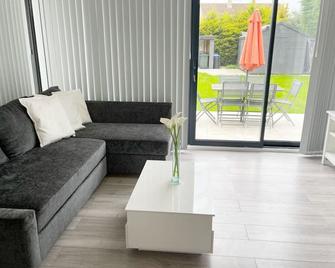 Evergreen Lodge - Two Bed Lux Flat - Parking, Garden, Patio, Wifi, Netflix - Close To Blenheim Palace & Oxford - F3 - Kidlington - Living room