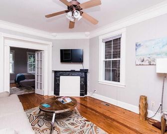 Cozy 1st Floor King George one bedroom apartment right across from USNA - Annapolis - Living room