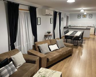 Lazy Days Cottage - Victor Harbor - Victor Harbor - Living room