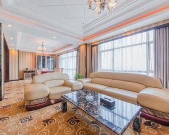 Yiyuan Times Hotel (Qiandong West Station Branch) - Shaoyang - Sala de estar