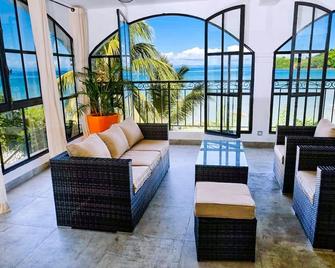 Penelope: Bright, stylish apt in city centre! - Isla Nosy Be - Balcón