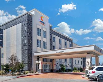 Comfort Suites University - Lubbock - Building