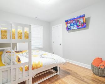 King Beds Hot Tub Arcade Gas Grill Firep - Winston-Salem - Schlafzimmer