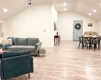 The Modern Cottage in Rural Lake Stevens - Lake Stevens - Living room