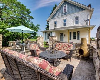 Countryside Home in Wooster with Patio and Fire Pit - Wooster - Innenhof