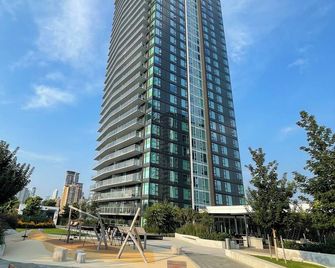 New condo Great amenities Near Skytrain - Coquitlam - Building