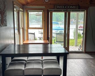 All sport lakefront cottage on Sutherland Lake. - Harrison - Dining room