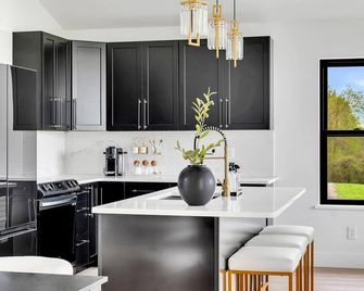 Entire Home with Local Restaurants and Lodges - Tully - Cocina
