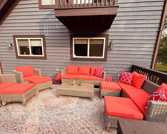 Charming 3-bedroom farm house in Strasburg with WiFi and AC - Strasburg - Patio