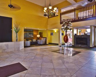 Holiday Inn Express & Suites Petoskey By IHG - Petoskey - Lobby