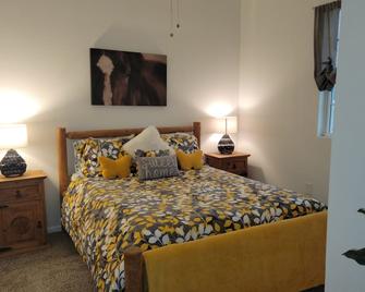 Kingdom Home Country Cottage is where you can relax, rejuvenate and enjoy peace. - Waxahachie - Bedroom