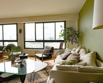 Charme Parisien, Vue sur Tour Eiffel - Courbevoie - Living room