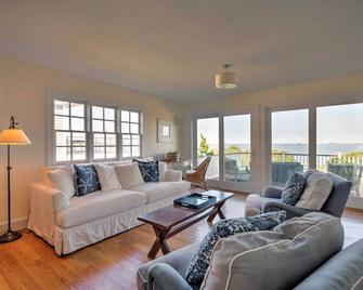 Luxe Waterfront East Quogue Home w/ Beach On-Site! - East Quogue - Sala de estar