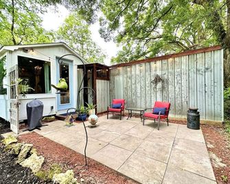 Couples Cottage - Serene Getaway - Citra - Patio