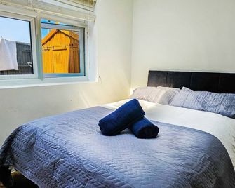 Cleave House - Contractor, Corporate & Leisure - Chic & Stylish - Sleeps 6 - Farnborough - Bedroom