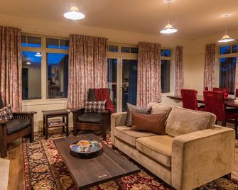 Night Sky Cottage - Kahu Cottage - Hot Tub - Twizel - Living room