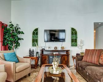 Route 66 Oasis in Downtown Gilbert with Heated Pool & Mini Golf - Gilbert - Living room