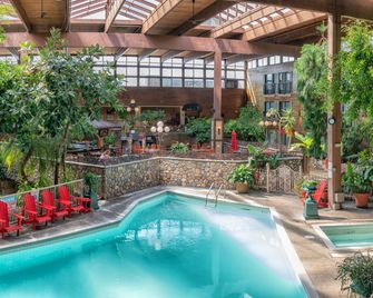 Prestige Vernon Lodge - Vernon - Piscina