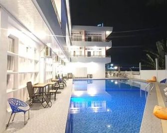 Grand Tamaro Hotel - Parapat - Pool