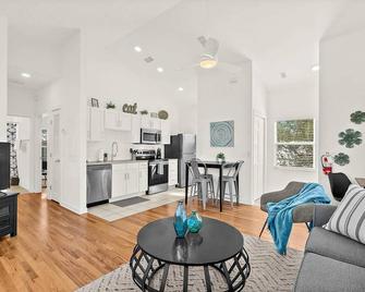 The Old Mission Collection - Downtown Bungalow - St. Augustine - Living room