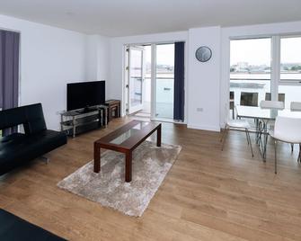 Modern riverfront 3 bedroom apartment Ref:0130 - London - Living room