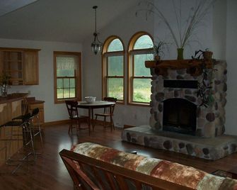 78 Acres, On the Prairie, with a Small Trout Stream in the Driftless. - Blanchardville - Living room