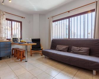2 Bedroom Cozy Apartment In Puerto Del Rosario - Puerto del Rosario - Living room