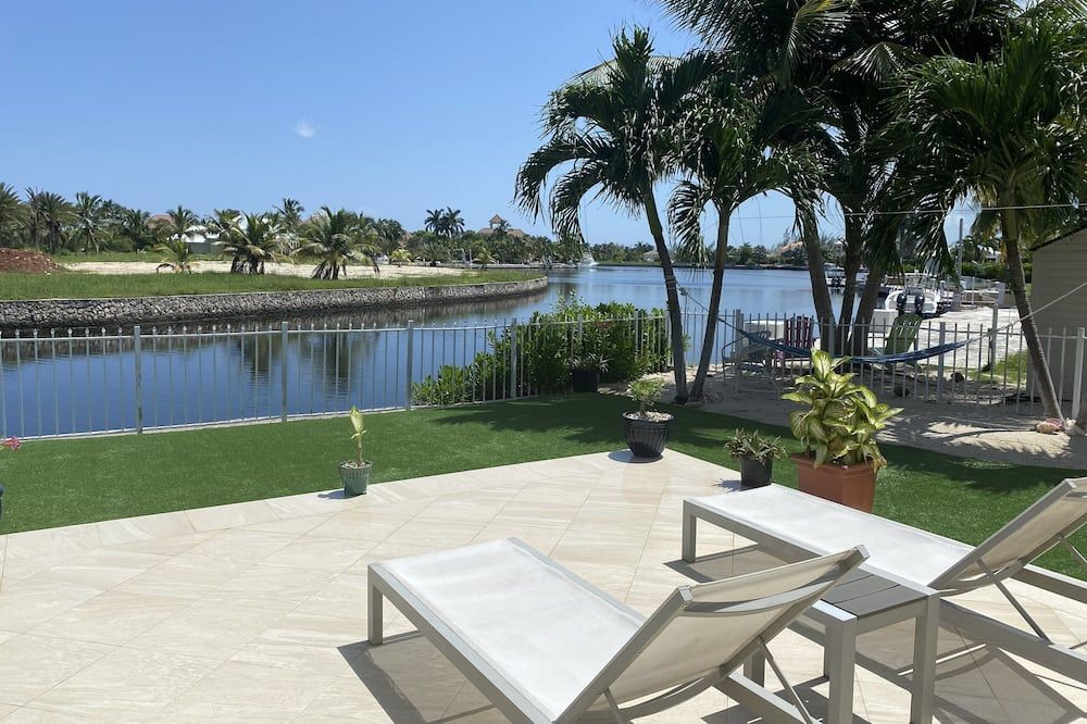 Tua'r Mor (seaward) a beautiful guest home overlooking the north sound. - Bodden Town - Veranda